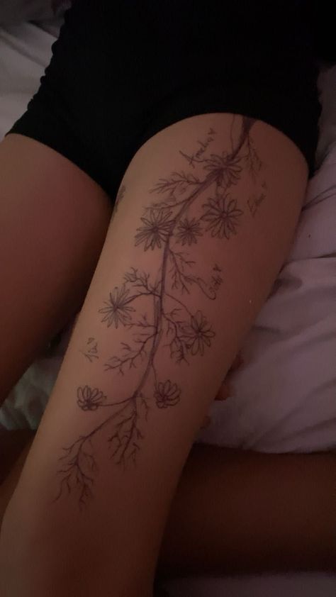 Thigh Drawings With Pen, Leg Sleeve Drawing, Things To Draw On Leg With Pen, Drawings On Legs Art With Pen, Things To Draw On Your Thigh, Things To Draw On Your Leg With Pen Easy, Stuff To Draw On Your Leg, Leg Drawings On Leg, Drawing On Body With Pen