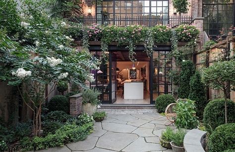 Gorgeous private garden of the NYC Townhouse - Decoist West Village Townhouse, Nyc Townhouse, Townhouse Garden, Home Nyc, Open Staircase, Eco Architecture, Greenwich Village, West Village, Private Garden