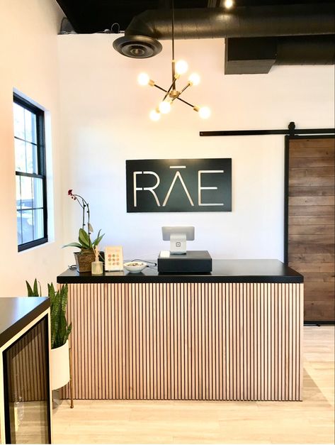 Modern Glam Salon, Minimal Store Front Design, Business Reception Ideas, Boho Receptionist Desk, Contemporary Salon Design, Front Desk Reception, Diy Front Desk Salon, Hair Salon Feature Wall, Business Lobby Reception Areas