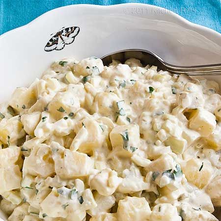 Ranch Dressing Potato Salad, Mayo Potato Salad, Summer Comfort Food, Potato Salad Mayonnaise, Family Gathering Food, Healthy Sour Cream, American Potato Salad, Potato Salad Recipe Easy, Classic Potato Salad