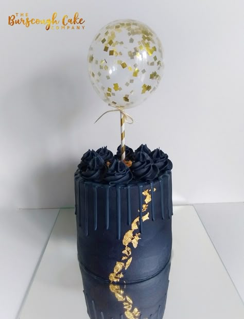 Navy and gold drip cake Navy And Silver Birthday Cake, Navy Blue And Gold Cake For Men, Navy And Gold Birthday Cake, Male Cake Designs, Navy Gold Cake, Navy Cake Ideas, Navy Blue Cake For Men, Birthday Cake Blue And Gold, Dark Blue Birthday Cake