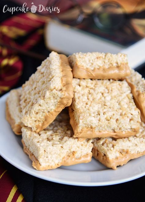 This is the treat for Harry Potter fans! Butterbeer Krispy Treats are so chewy and full of that butterbeer flavor. Perfect for a Harry Potter party! Butter Beer Rice Krispie Treats, Harry Potter Treats, Harry Potter Snacks, Harry Potter Recipes, Cupcake Diaries, Butterbeer Recipe, Butter Beer, Harry Potter Bday, Harry Potter Party Ideas