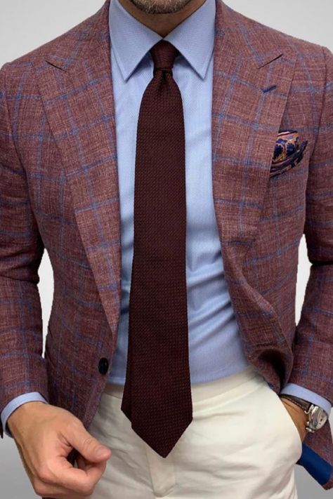 Man wearing a burgundy plaid blazer. Mens Plaid Blazer, Plaid Office, Terno Slim Fit, Men's British Style, Blazer Outfits Men, Men's Business Suits, Wedding Casual, Blazer Casual, Elegant Blazers