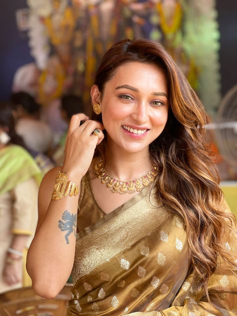 Engagement Saree Look, Mimi Chakraborty, Engagement Saree, Golden Saree, Very Simple Mehndi Designs, Bengali Wedding, Bachelorette Outfits, Indian Bridal Dress, Saree Models