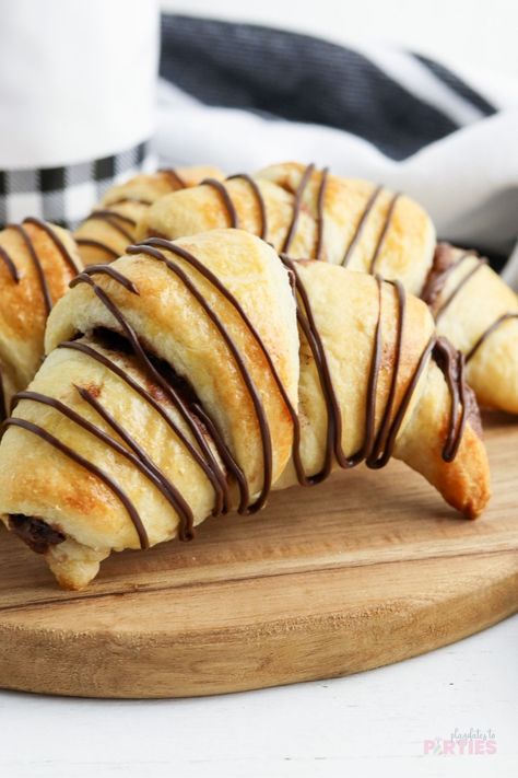 Move over chocolate croissants! These Nutella crescent rolls are a delicious, easy, 4 ingredient recipe that will have everyone asking for more. Filled with creamy Nutella and finished with a chocolate drizzle, these delicious homemade crescent rolls are the perfect addition to your Easter breakfast, Mother's Day brunch, holiday dessert tables, or even as a special breakfast treat for the family. Frozen Casserole Recipes, Nutella Crescent Rolls, Crescent Roll Recipes Dessert, Filled Crescent Rolls, Crescent Roll Dessert, Tea Party Desserts, Pumpkin Pie Bars, Homemade Nutella, Crescent Roll Recipes