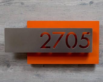 Modern House Number Ideas, Creative House Number Ideas, House Number Design, Vertical House, Rusted Steel, Signage Board, Mid Century Exterior, Name Plate Design, Hotel House