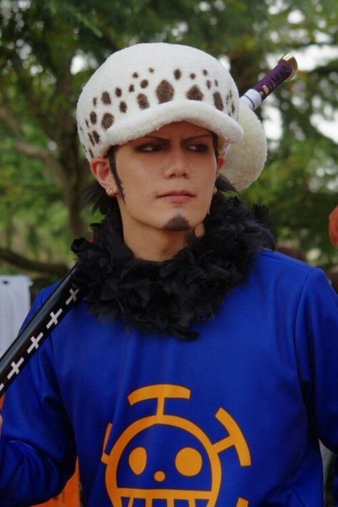 Best Trafalgar Law cosplay I've ever seen Law Hat, Trafalgar Law Cosplay, Law Outfits, Law Cosplay, Cosplay Tumblr, One Piece Tattoos, One Piece Cosplay, Universal Studios Japan, Epic Cosplay