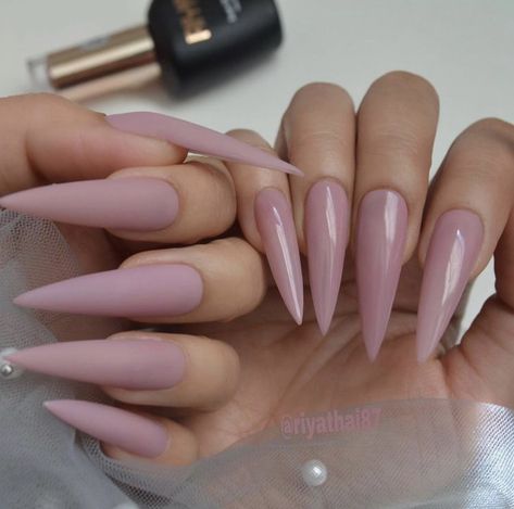 Stiletto Nails Matte, Cute Nude Nails, Cute Nail Art Ideas, Pink Nail Polish Colors, Matte Stiletto Nails, Light Colored Nails, Matte Pink Nails, Romantic Nails, February Nails