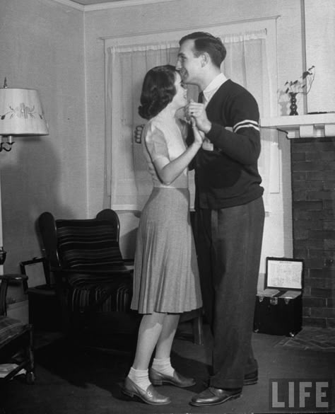 1950s Couple, Old Fashioned Love, Vintage Dance, Swing Dancing, Vintage Couples, Shall We Dance, People Dancing, Slow Dance, Vintage Romance