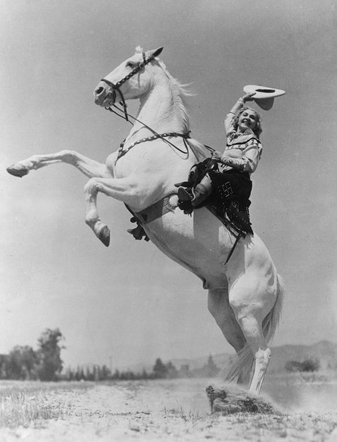 Ethelyn Dectreaux, a rodeo rider, in 1935. | 15 Retro Pics Of Truly Badass Cowgirls Cowgirl Photo, Cowgirl Vintage, Rodeo Rider, Trick Riding, Retro Pictures, Into The West, Rodeo Cowgirl, Cowgirl Art, Vintage Cowgirl