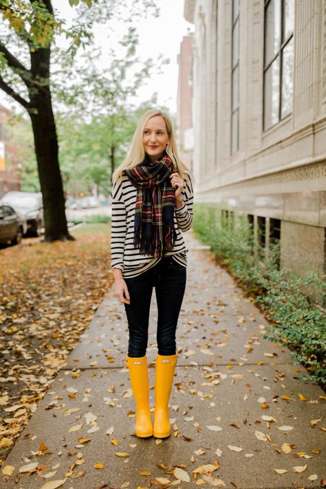 Rain Boot Outfits, Hunting Outfits For Women, Hunting Outfits, Rainboots Outfit, Vinter Mode Outfits, Ladies Wellies, Yellow Rain Boots, Casual Winter Fashion, Rainy Autumn