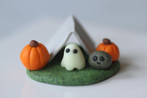 Cute glow in the dark ghost is standing outside of his tent home with his pet rock. He has decorated his house for Halloween with cute pumpkins. All items are handmade and may differ slightly from the picture. Halloween Polymer Clay Ideas Easy, Halloween Clay Figures, Pumpkin Polymer Clay, Clay Crafts Halloween, Halloween Clay Ideas, Polymer Halloween, Halloween Ceramics, Tent Home, Clay Ghost