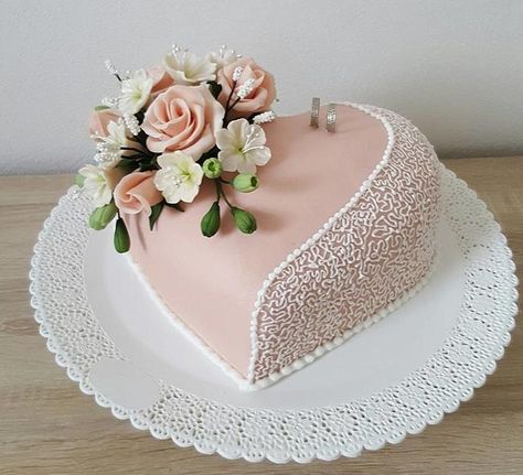 Wedding cake Heart Shaped Wedding Cakes, Heart Shaped Cake, Cake With Flowers, Shaped Cake, Heart Shaped Cakes, Beautiful Birthday Cakes, Valentine Cake, Engagement Cakes, Cake Images