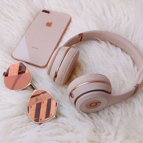 Carcase Iphone, Street Style Vintage, Rose Gold Aesthetic, Cute Headphones, Tout Rose, Mode Rose, Fashion Eye Glasses, Gold Aesthetic, Street Fashion Photography