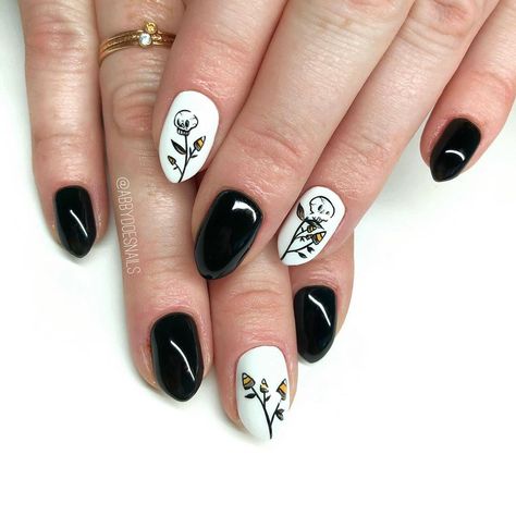 Halloween Nail Design, Abby Johnson, Skull Nail Art, Birth Flower Bouquet, Skull Nails, Skull Flower, Halloween Is Coming, Gothic Nails, Nail Stuff