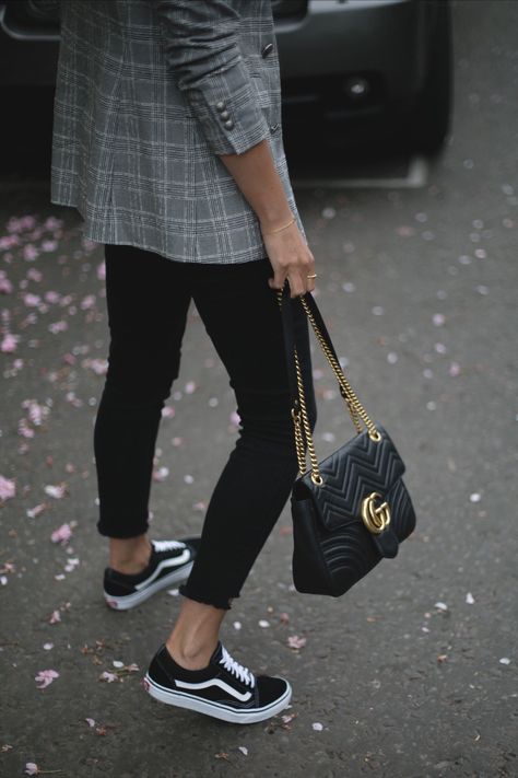 5 key items to nail Minimalist style meets Athleisure in Fall 2017 | sneakers, vans old skool, white sneakers, boy blazer, modern pant, cropped sweater, mules, minimalist street style, fall 2017 outfit ideas, casual outfit ideas, neutral palette | Image Credit: Emma Hill Looks Cinema, Old Skool Outfit, Vans Old Skool Outfit, Estilo Vans, Fall Outfits 2017, Vans Vintage, Minimalist Moda, Vans Old School, Minimalist Street Style