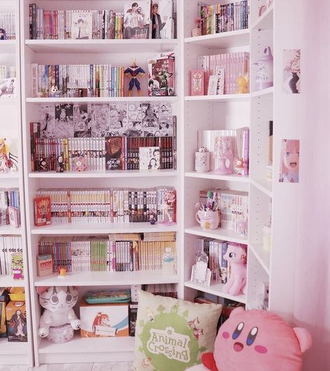 Nintendo Shelves, Kawaii Shelf Ideas, Vintage Collection Display Ideas, Kawaii Shelves, Jewel Tone Room, Manga Shelves, Manga Room, Cute Bookshelves, Manga Shelf