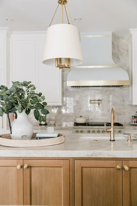 Neutral Kitchen in Greige Paint Colors with Gold Hardware and Natural Wood Cabinets. #kitchenremodel #kitchendecor #greigekitchen #neutralkitchen #goldkitchenhardware Backsplash Trends, Kitchen Backsplash Trends, Blue White Kitchens, Double Islands, White Kitchen Remodeling, Brown Kitchen, Kitchen Paint Colors, Kitchen Remodel Before And After, Classic Kitchen