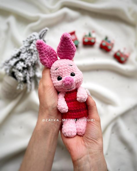 AMIGURUMI ✨ PATTERNS & TOYS (@zayka_mi_amigurumi) • Instagram photos and videos Piglet Crochet Pattern Free, Piglet Crochet Pattern, Crochet Piglet, Pooh Crochet, Pig Crochet, Winnie The Pooh Piglet, Crochet Crafts, Amigurumi Pattern, Crochet Toys