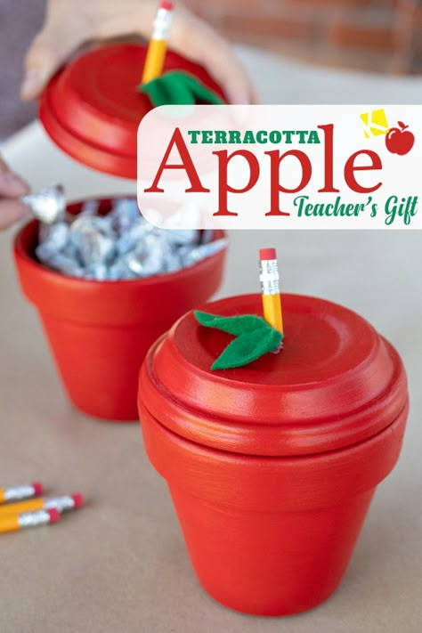 Easy $2 DIY Apple Pot Teacher Gift - I found the perfect DIY teacher's gift — and it'll only cost me $2! Use a terracotta pot to make this homemade candy holder and use free coupons for the candy! Get free coupons and instructions on The Krazy Coupon Lady. Diy Apple, Teachers Diy, Teacher Apple, Clay Pot Crafts, Diy Teacher Gifts, Cadeau Diy, Teacher Christmas Gifts, Mason Jar Diy, Teacher Christmas