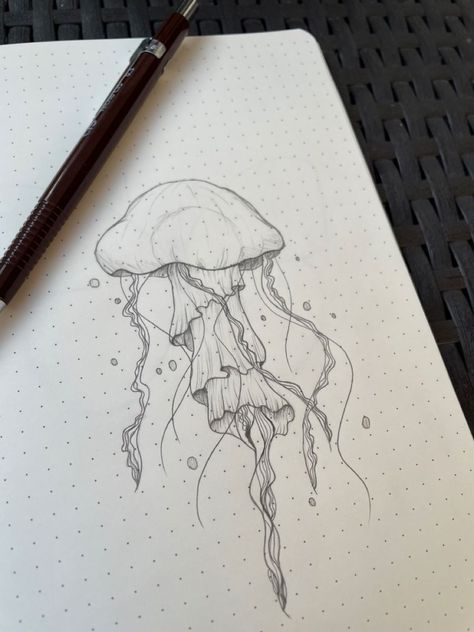 Jellyfish Sketch Tutorial, Cartoon Jellyfish Drawing, Pretty Jellyfish Drawing, Jellyfish Tutorial Drawing, Drawing A Jellyfish, Jellyfishes Aesthetic, Jellyfish Aesthetic Drawing, Jellyfish Pencil Drawing, Cool Fish Drawing