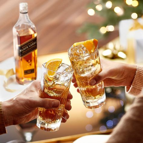 Johnnie Walker Cocktails, Whisky Black Label, Johnnie Walker Whisky, Christmas Food Photography, Johnnie Walker Black Label, Johnnie Walker Black, Gin Brands, Whisky Cocktails, Peach Ice Tea