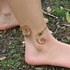 Neat Idea......................................  + www.t4tips.com/...  Wire wrap anklet Fairy Closet, Diy Anklets, Bijoux Fil Aluminium, Foot Jewelry, Ankle Bracelet, Wire Bracelet, Diy Schmuck, Wire Work, Anklet Jewelry