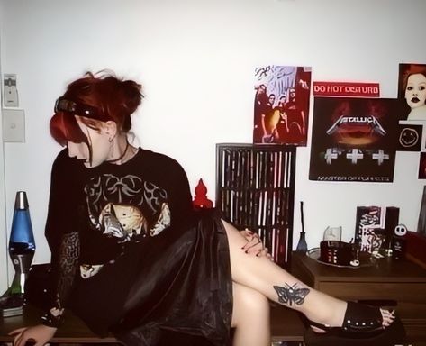 Goth 90s Aesthetic, 1960s Punk Fashion, Goth Travel Aesthetic, Mall Goth Inspo Outfits, Mallgoth Outfits 90s, 90s Grunge Style Vintage, Early 2000s Goth Fashion, 90s Mall Goth Outfit, 90s Metal Fashion