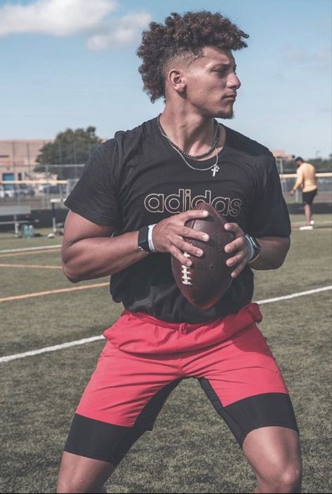 Mahomes Haircut, Kc Cheifs, Workout Progress, Kc Chiefs Football, Nfl Football Pictures, Nfl Football Art, Best Fitness Tracker, Health Yoga, Nfl Football Players