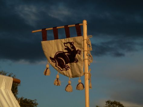 The badger's banner by Symbelmune Viking Banner, Viking Camping, Box Forts, Vikings Banner, Medieval Banners, Viking Tent, Medieval Banner, Celtic Crafts, Viking Camp