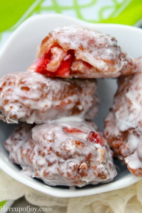 Strawberry Fritters, Fritter Recipes, Bake Cookies, Keto Food, Strawberry Desserts, Köstliche Desserts, Donut Recipes, Strawberry Recipes, Easy Keto