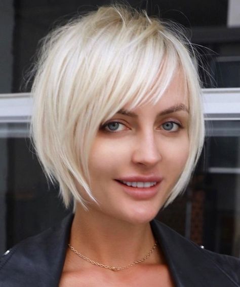 Short Layered Blonde Bob with Bangs Bobbed Hairstyles With Fringe, Blonde Hair Colour Shades, 2020 Hairstyles, Side Bangs Hairstyles, Fine Straight Hair, Pixie Bob Haircut, Side Fringe, Bob Hairstyles For Fine Hair, Bob Haircuts For Women