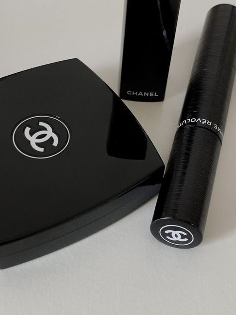 Black Pics, Chanel Aesthetic, Chanel Makeup, Classy Aesthetic, Foto Ideas Instagram, Black And White Aesthetic, Rich Girl, White Aesthetic, Aesthetic Makeup