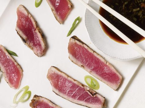 Tuna Steak with Asian Dipping Sauce https://www.prevention.com/food/cook/heart-healthy-fish-recipes/slide/6 Ahi Tuna Steak Recipe, Sesame Crusted Tuna, Ahi Tuna Recipe, Recipes Tuna, Sashimi Recipe, Ahi Tuna Steak, Tuna Steak Recipes, Asian Dipping Sauce, Cooked Salmon