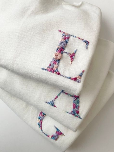 Embroidery Set Up, Hand Embroidery Sweatshirt, Initial Sweater, Clothes Embroidery Diy, Idee Cricut, Embroidered Initials, Diy Embroidery Patterns, Handmade Embroidery Designs, Embroidery Letters