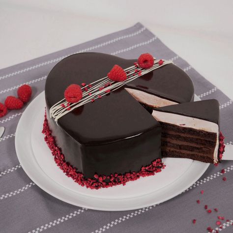 Chocolate Anniversary Cake, Raspberry Cake Recipe, Chocolate Raspberry Cake Recipe, Chocolate Heart Cakes, Heart Cake Design, Raspberry Cake Recipes, Raspberry Ganache, Strawberry Cake Filling, Chocolate Ganache Cake