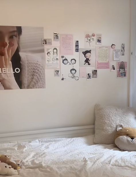 Kpop Wall Inspiration, Pink Acubi Room, Kpop Photo Wall, Room Teen Girl, Kpop Room Aesthetic, Joy Poster, Kpop Room, Cute Room, Bedroom Wall Collage