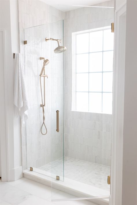 All White Marble Bathroom Master Bath, Minimalist Marble Bathroom, Bathroom Design White Marble, Bathroom Timeless Tile, Marble Guest Bathroom Ideas, Bathroom Interior Classic, White Marble And Brass Bathroom, Clean Classic Bathroom, Stacked Marble Shower Tile