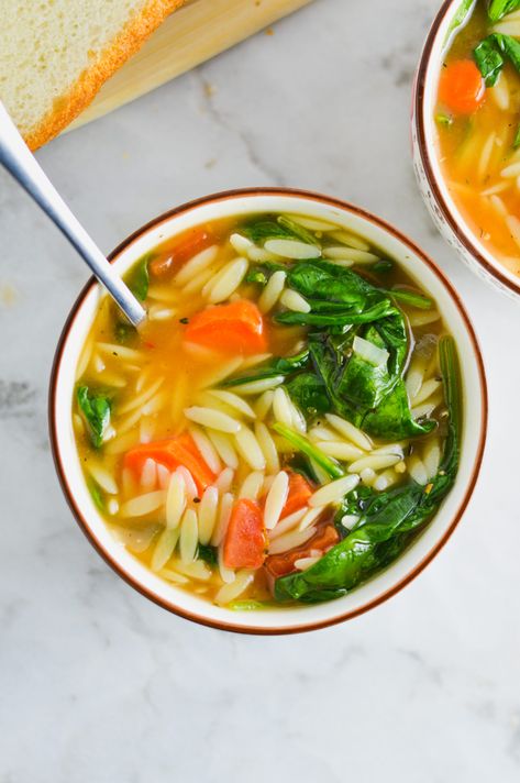 Easy Orzo Spinach Soup recipe. Made with tomatoes and carrots and sprinkled with red pepper flakes, this spicy dinner idea warms you up. Spinach Orzo Soup, Orzo Spinach Soup, Orzo Spinach, Spinach Orzo, Spinach Soup Recipe, Cheesy Chicken Pasta, Curried Lentil Soup, Ground Beef And Potatoes, Orzo Soup