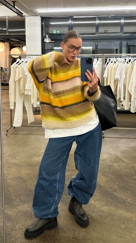 Jumper Outfit Winter, Yellow Sweater Outfit, Cos Stores, Striped Sweater Outfit, Yellow Jumper, Oversized Sweater Outfit, Knit Sweater Outfit, Winter Outfits Warm, Jumper Outfit