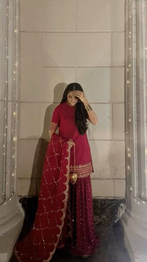 Dolki Outfits Pakistani, Gharara Styles Pakistani, Red Suit Ideas Women, Red Sharara Bridal, Burgundy Indian Outfit, Dholki Outfit Ideas, Red Traditional Outfit, Fancy Suit Designs Pakistani, Pakistani Dholki Outfit