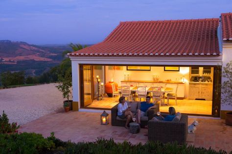 É uma espécie de África em pleno Alentejo, sonho da moçambicana Berny Serrão, que transferiu o seu clã para um esconderijo de Odemira. E que entretanto se abriu também ao mundo. Granite Projects, Portugal House, Rustic Tiny House, Apartment Loft, Small Cottages, House Restoration, Hotel Services, Casa Exterior, Mediterranean Garden