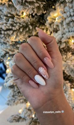 Oval Xmas Nails, Winter Oval Nail Designs, Oval Nails For Christmas, Short Oval Nails Acrylic Christmas, Holiday Nails For Work, Christmas Nails Acrylic Oval, Oval Christmas Nails Design, Holiday Nails Elegant, Nails Oval Christmas