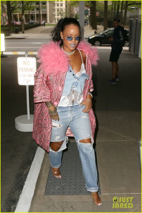 Rihanna Rocks the Chicest Outfit for Dentist Appointment! Dentist Outfit, Skirt As A Top, Rihanna Street Style, Summer Workout Outfits, Rihanna Outfits, Rihanna Photos, Dentist Appointment, Rihanna Style, Short Denim Skirt