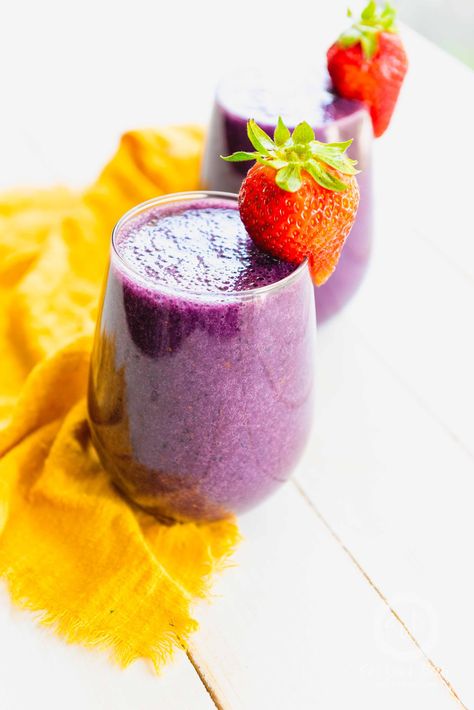 Vegan  Smoothie Frozen Berry Smoothie, Triple Berry Smoothie, Raw Beets, Smoothie Ideas, Mixed Berry Smoothie, Berry Smoothie Recipe, Beet Recipes, Smoothie Packs, Vanilla Greek Yogurt