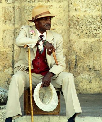 Lookin' sharp! I wonder why he has two hats? Havana Hair, Cuban Fashion, Cuban Hat, Cuban Party, Cuban Men, Cuba Fashion, Club Attire, Cuban Art, Havana Nights