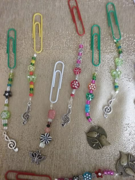 Bookmarks With Paper Clips, Bead Bookmarks, Buku Diy, Paper Clips Diy, Paperclip Crafts, Handmade Bookmarks Diy, Paperclip Bookmarks, Penanda Buku, Beaded Bookmarks