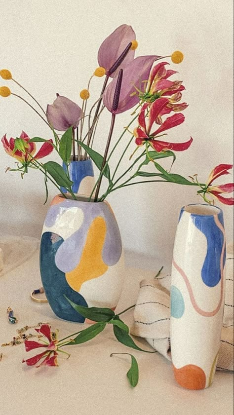 Vase Drawing, Diy Pottery Painting, Tanah Liat, Pottery Painting Designs, Keramik Design, Diy Ceramic, Hand Painted Vases, Drawing Simple, Painted Vases