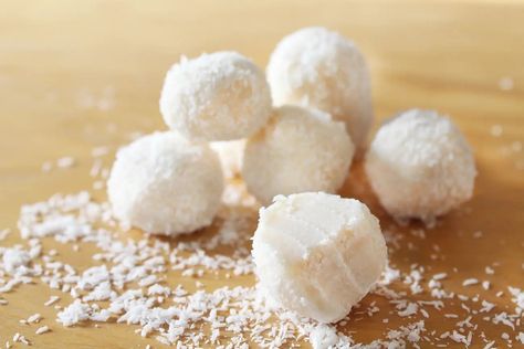 Coconut balls with just 4 ingredients in 15 minutes - HORNO MX Coconut Bon Bons Recipe, Coconut Bon Bons, Bon Bons Recipe, Chocolate Chip Mug Cake, Pumpkin Doughnut, Coconut Muffins, Nutella Desserts, Coconut Balls, Baked Peach