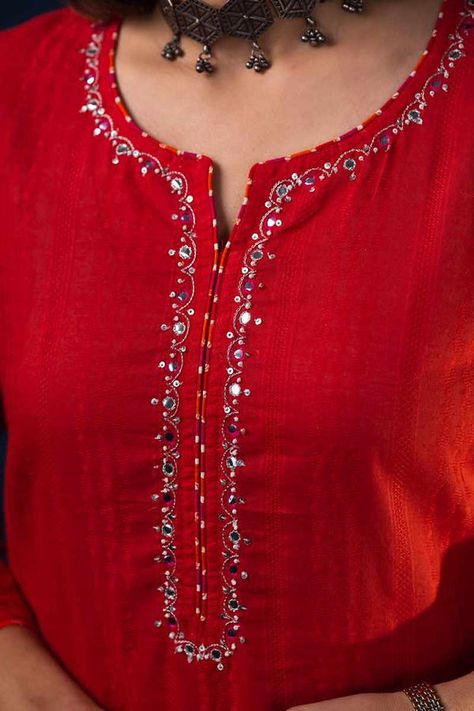 New Hand Work Designs Kurti, Indian Suit Neck Designs, Pathani Salwar, Kurti Ideas, Blaise Zabini, Fashion Course, Pakistani Kurti, Kurti Fashion, Kurtis Design